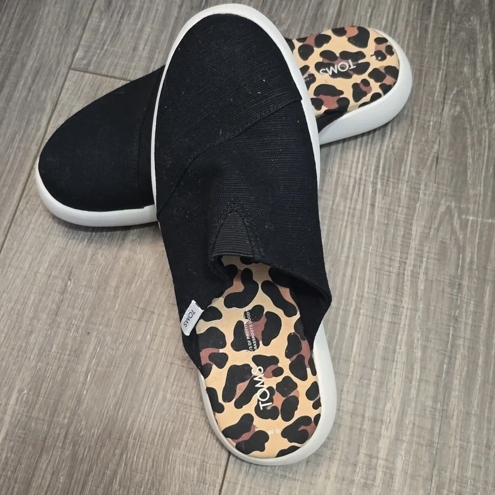 TOMS Black Mules with Leopard Print Insole. New Wuthout Tags. Size 8. - Picture 2 of 11